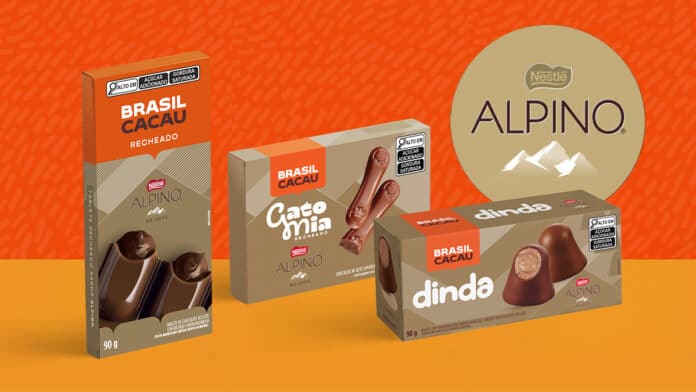 Embalagens Brasil Cacau recheado e Dinda Alpino em fundo laranja, com logo Alpino em destaque.