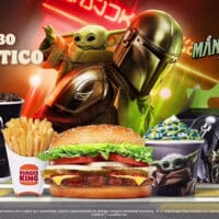 Imagem promocional do Burger King com o Combo Galáctico e personagens de Mandaloriano e Grogu, com hambúrguer e batatas