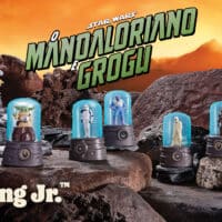 Miniaturas colecionáveis do Burger King com Star Wars: Mandaloriano e Grogu em topos e cápsulas sobre pedras