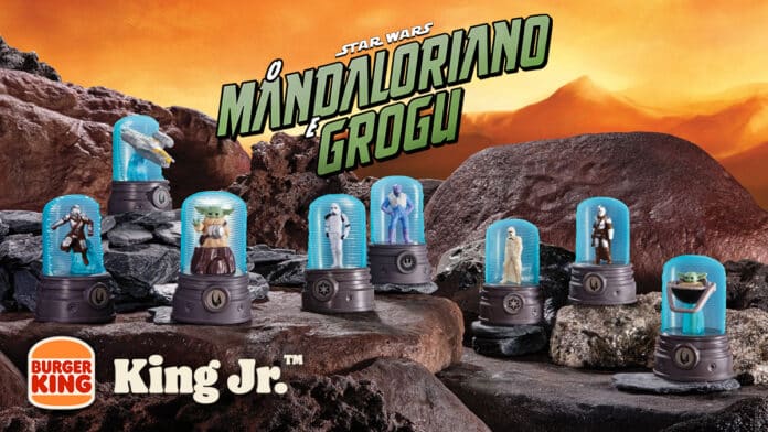 Miniaturas colecionáveis do Burger King com Star Wars: Mandaloriano e Grogu em topos e cápsulas sobre pedras