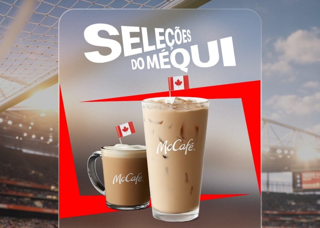 Imagem promocional do McCafé com duas bebidas: uma caneca de café quente e um copo de café gelado, ambos decorados com pequenas bandeiras do Canadá. O fundo é de um estádio de futebol, sugerindo um tema esportivo.