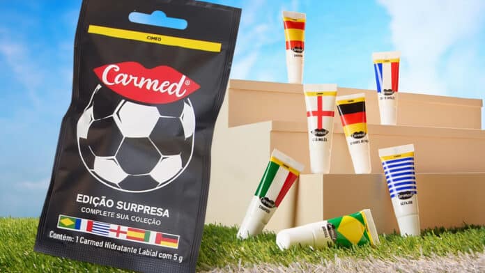 Hidratante labial Carmed edição surpresa, com embalagens temáticas da Copa do Mundo e mini tubos em grama