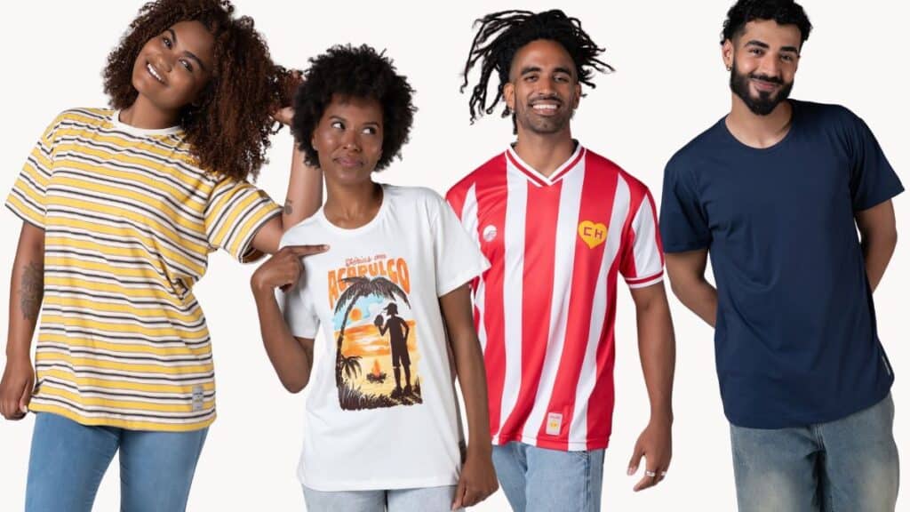 Quatro pessoas posam para foto usando camisetas da coleção Chaves e Chapolin Colorado da Chico Rei