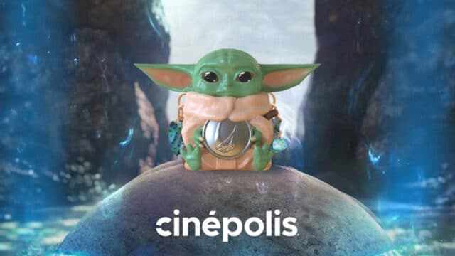 Grogu (O Mandaloriano) em destaque com o logotipo da Cinépolis ao fundo em cenário azul