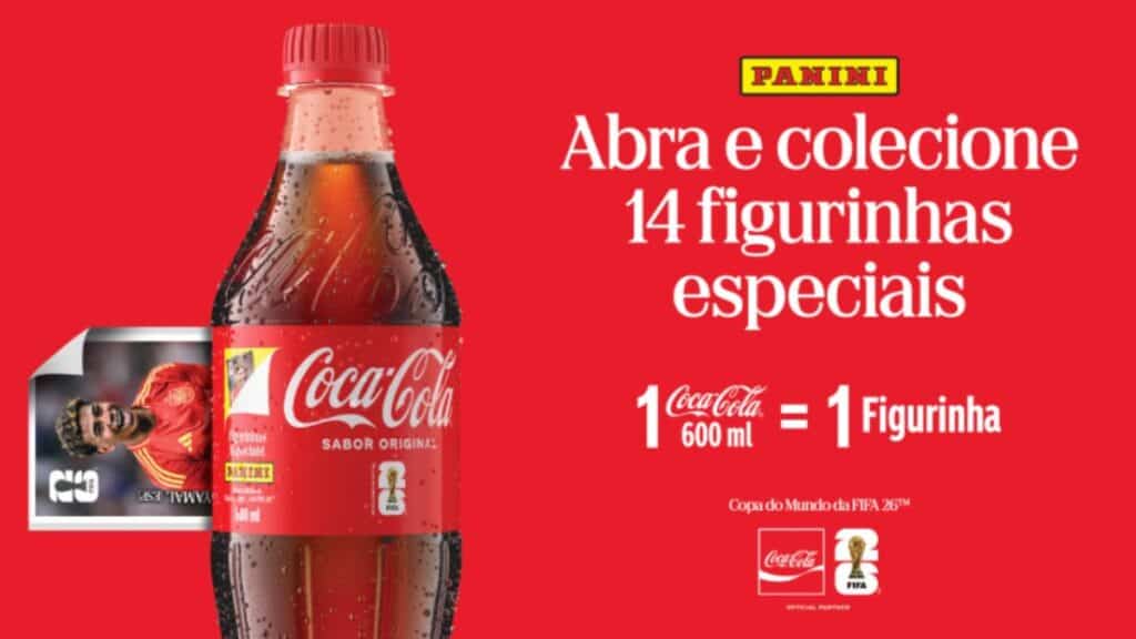 Coca-Cola Panini: Abra e colecione 14 figurinhas especiais Imagem promocional da Coca-Cola com a Panini: garrafa e texto “Abra e colecione 14 figurinhas especiais” e “1 Coca-Cola = 1 figurinha”.