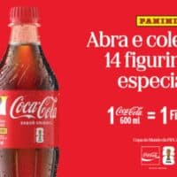Imagem promocional da Coca-Cola com a Panini: garrafa e texto “Abra e colecione 14 figurinhas especiais” e “1 Coca-Cola = 1 figurinha”.