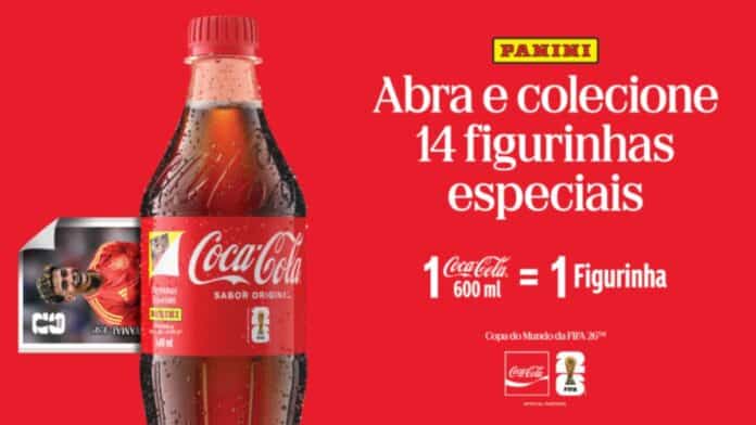 Imagem promocional da Coca-Cola com a Panini: garrafa e texto “Abra e colecione 14 figurinhas especiais” e “1 Coca-Cola = 1 figurinha”.