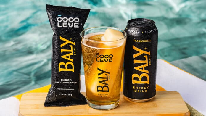Coco Leve e Baly: pacote, lata e copo com bebida energética na mesa, em fundo com textura azul.