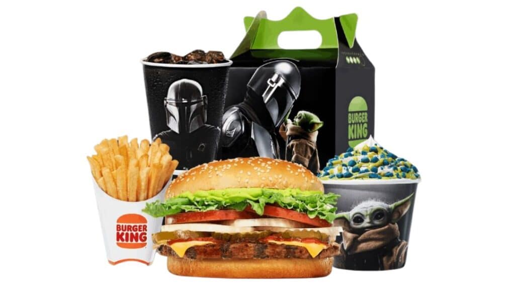 Combo Galáctico do Burger King com hambúrguer, batatas fritas e copo temático de Mandaloriano e Grogu.