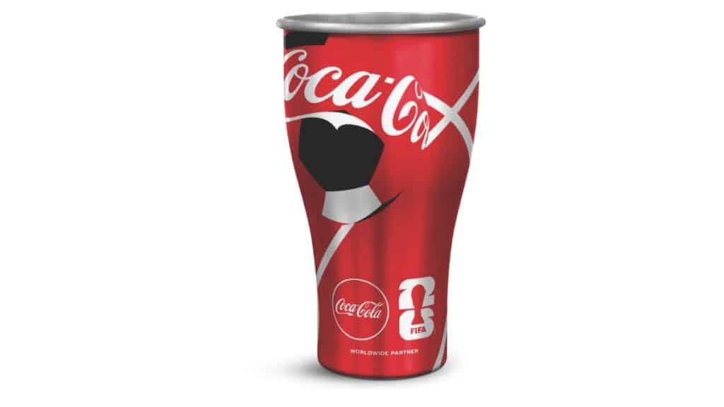 Copo térmico reutilizável da Coca-Cola para a Copa do Mundo FIFA 2026, com design vermelho e logo da competição