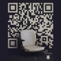 Banco em estádio ao lado de código QR com mensagem de conscientização do Corinthians contra o racismo.