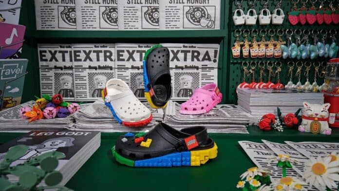 Crocs e LEGO em exposição com modelos de Creativity Clog, enfeites e pingentes em loja no Brasil.