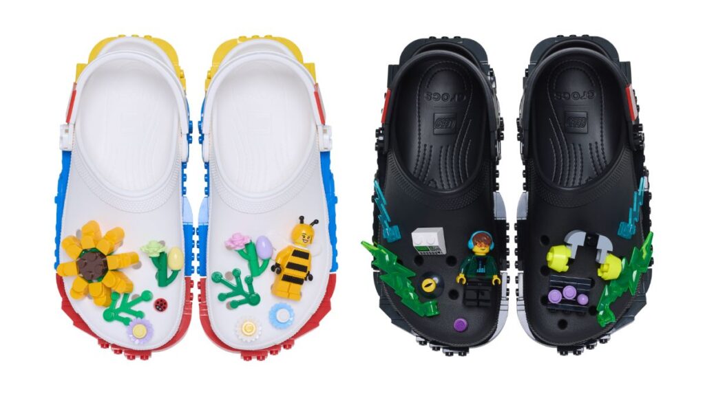 Par de Crocs LEGO Creativity Clog, modelos branco e preto com enfeites coloridos e peças de blocos