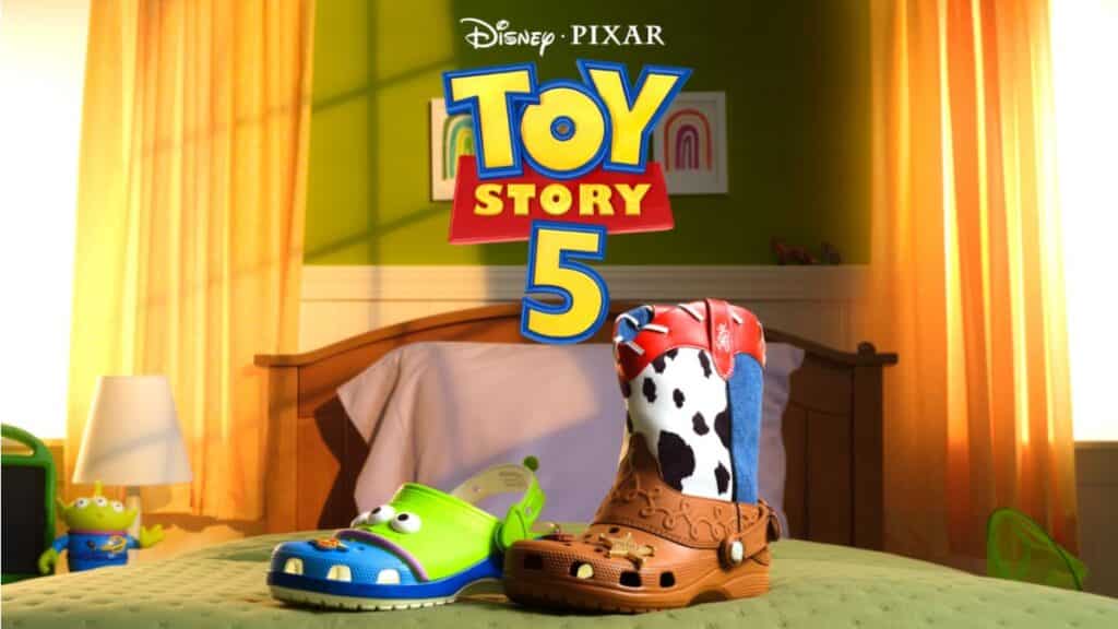 Crocs Toy Story 5 Jessie e Aliens Dois Crocs infantil inspirados em Toy Story 5, com cartela “Disney Pixar Toy Story 5” ao fundo.