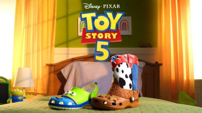 Dois Crocs infantil inspirados em Toy Story 5, com cartela “Disney Pixar Toy Story 5” ao fundo.