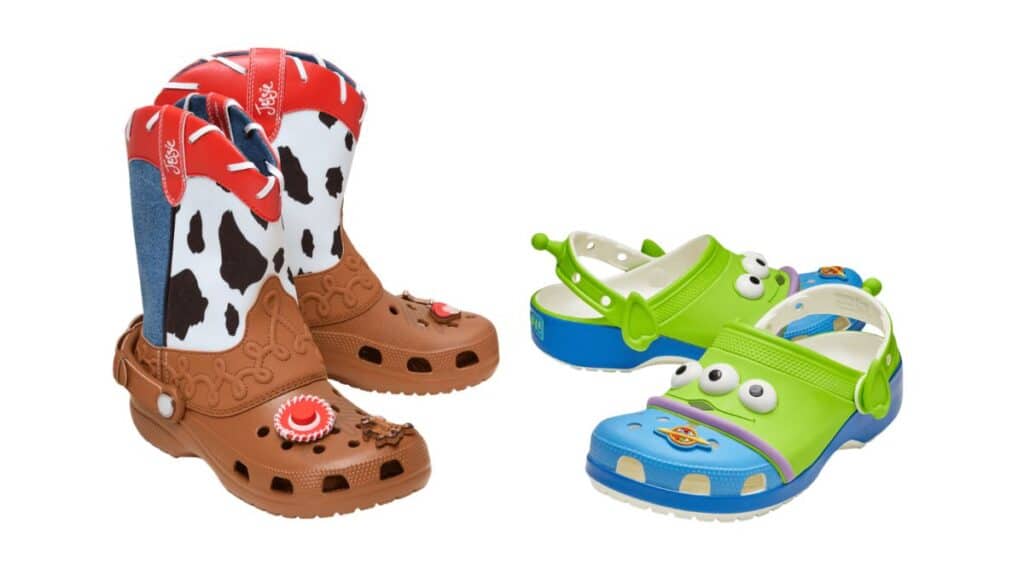 Tênis Crocs infantil inspirados em Toy Story 5, com design de Jessie e Aliens em azul e marrom e verde com rostos de aliens.