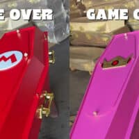 Caixões temáticos estilo Super Mario com tampas vermelha e roxa, ambos com a frase “GAME OVER”.
