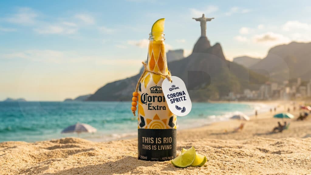 Corona Spritz: garrafa de alumínio na praia do Rio Garrafa de alumínio da Corona Extra com etiqueta “Corona Spritz”, na praia do Rio de Janeiro ao pôr do sol.