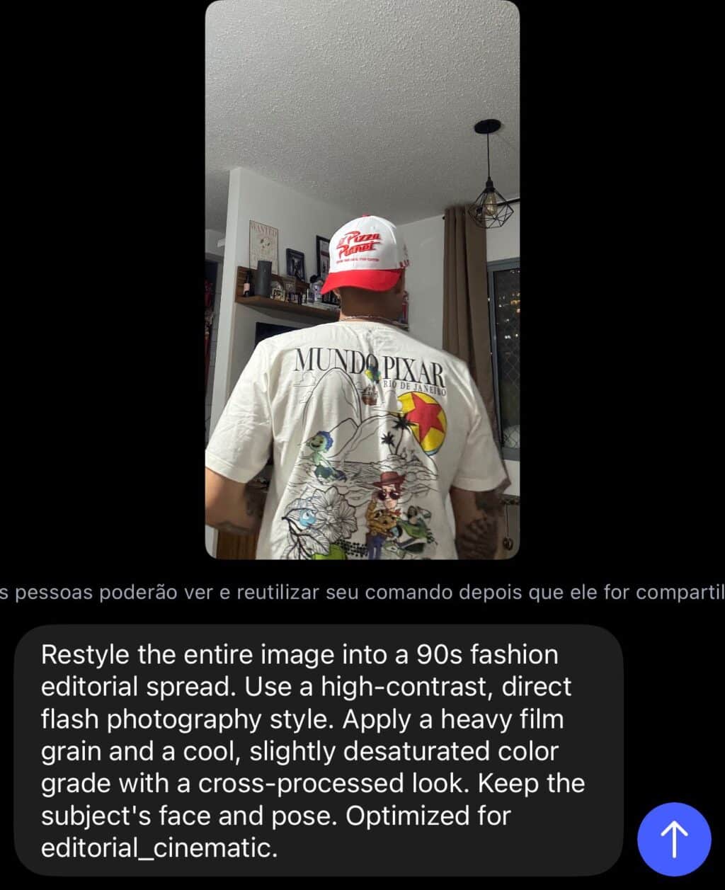Pessoa usando camiseta “Mundo Pixar” em foto vertical com sobreposição de texto sobre estilo cinematográfico.
