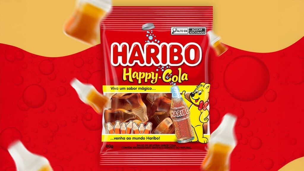 Embalagem do Haribo Happy Cola em um fundo vermelho com amarelo