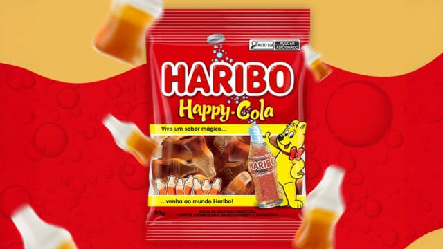 Embalagem do Haribo Happy Cola em um fundo vermelho com amarelo