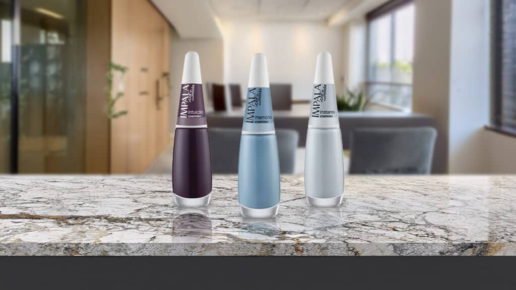 Três frascos de esmalte Impala na bancada, com cores cremosas e efeito cromado