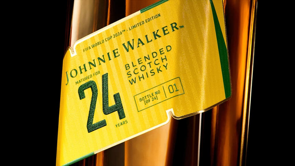 Garrafa Johnnie Walker edição limitada 24 years com faixa verde e bandeira do Brasil, em celebração à Copa do Mundo FIFA 2026.