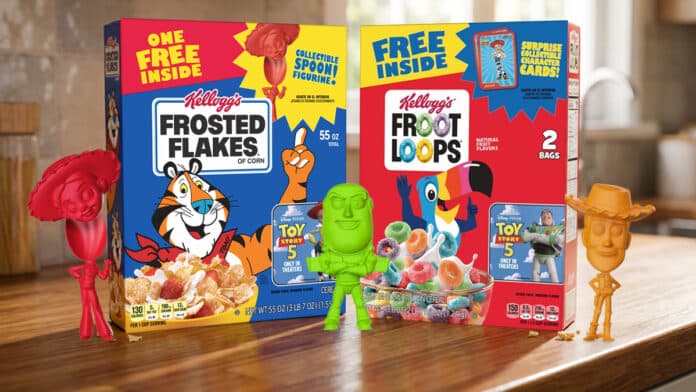Caixas de cereal Kellogg’s com brindes de Toy Story: Frosted Flakes e Fruit Loops, com figuras colecionáveis na mesa