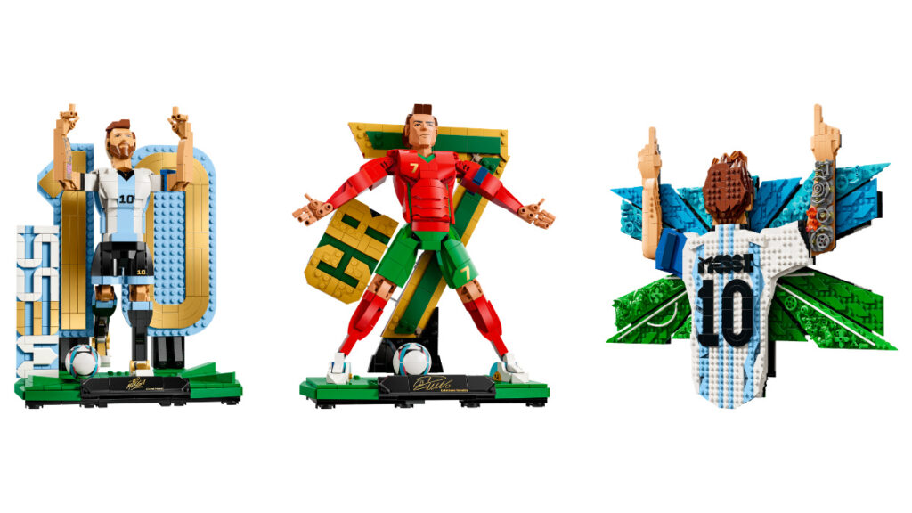 Três figuras LEGO de jogadores de futebol famosos: uma representando Lionel Messi com o uniforme da Argentina, uma representando Cristiano Ronaldo com o uniforme de Portugal e outra mostrando Messi com as costas tatuadas e vestindo uma camisa listrada.