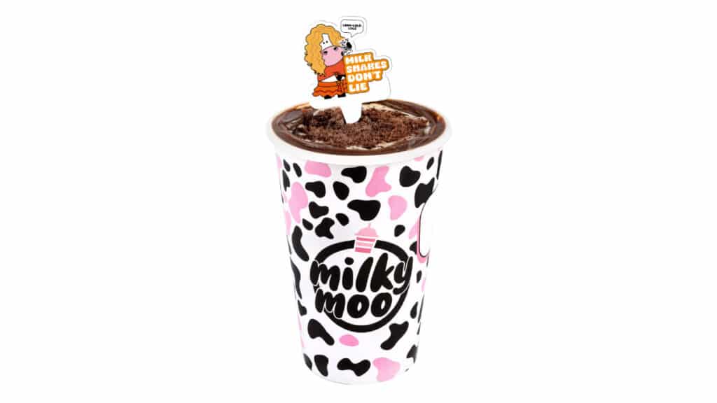 Copo de milkshake Milk Moo com estampa de vaca e cobertura de chocolate, em referência à ação do show da Shakira