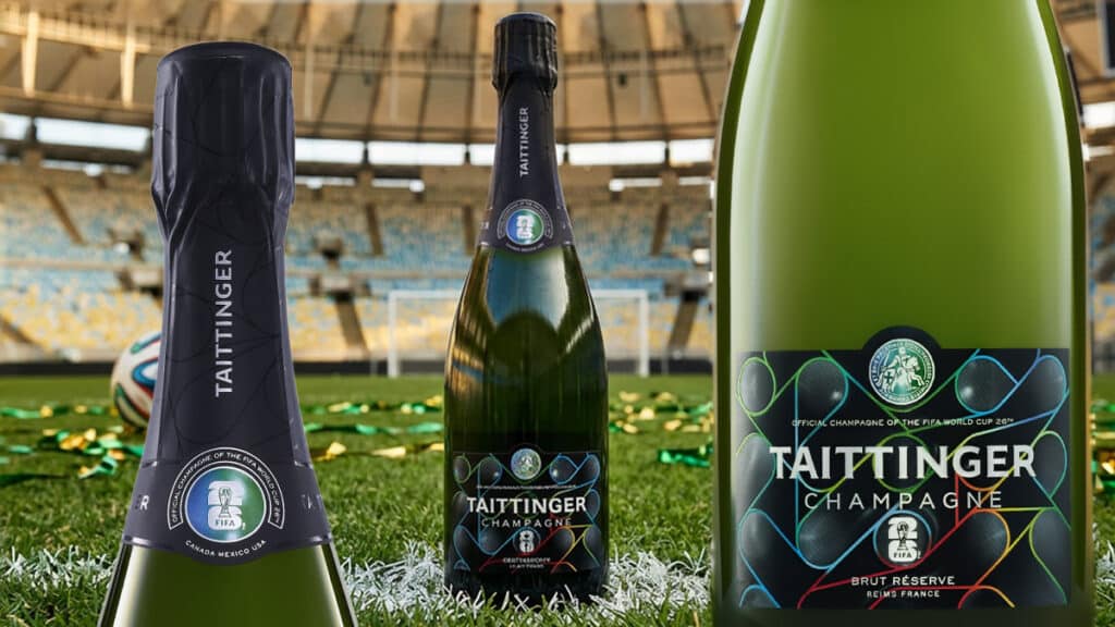 Garrafa de Champagne Taittinger Brut Réserve em edição especial para a Copa do Mundo, com rótulo holográfico em estádio