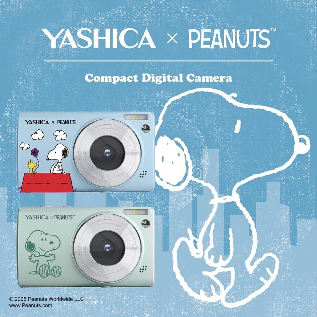 Câmeras digitais compactas Yashica x Peanuts com Snoopy ao fundo, em design vintage e cores azul e verde.