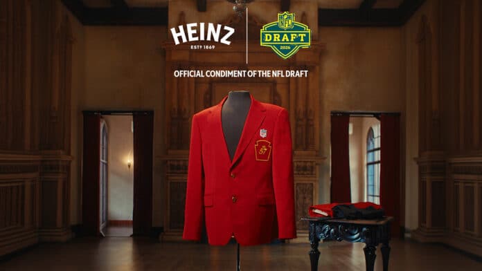 Jaqueta vermelha “Sr. 57” da Heinz em ambiente que lembra o Draft da NFL, com logotipos Heinz e NFL Draft ao fundo.