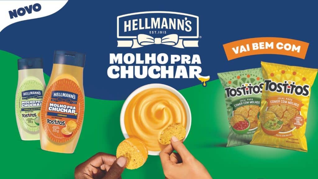 Banner do Hellmann’s Molho pra Chuchar com Tostitos, com potes de molho e chips, mostrando um dedo mergulhando batata.
