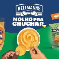 Banner do Hellmann’s Molho pra Chuchar com Tostitos, com potes de molho e chips, mostrando um dedo mergulhando batata.
