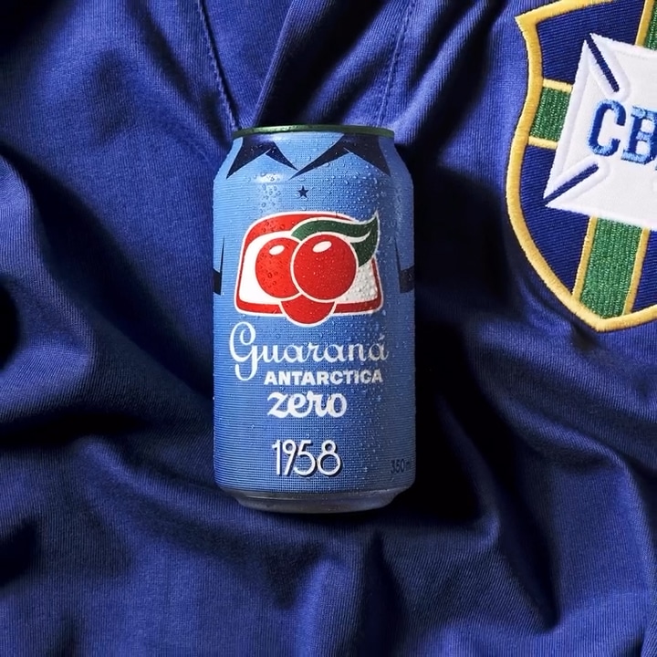 Lata de Guaraná Antarctica sobre uma camiseta do uniforme da seleção brasileira da seleção de 1958