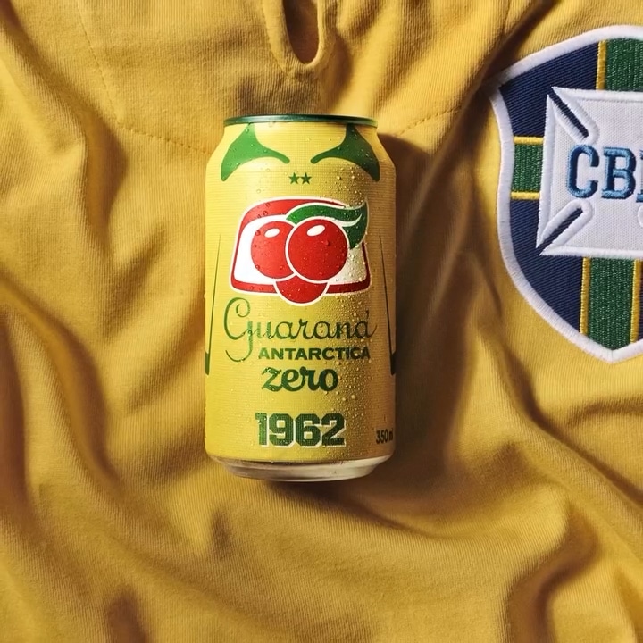 Lata de Guaraná Antarctica sobre uma camiseta do uniforme da seleção brasileira da seleção de 1962