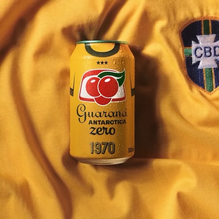 Lata de Guaraná Antarctica sobre uma camiseta do uniforme da seleção brasileira da seleção de 1970