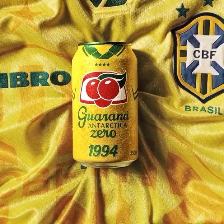 Lata de Guaraná Antarctica sobre uma camiseta do uniforme da seleção brasileira da seleção de 1994