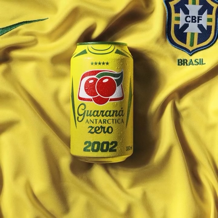 Lata de Guaraná Antarctica sobre uma camiseta do uniforme da seleção brasileira da seleção de 2002