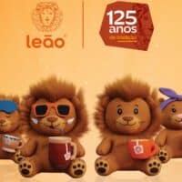 Pelúcias colecionáveis do leão com tema dos 125 anos da marca Leão, em fundo laranja.