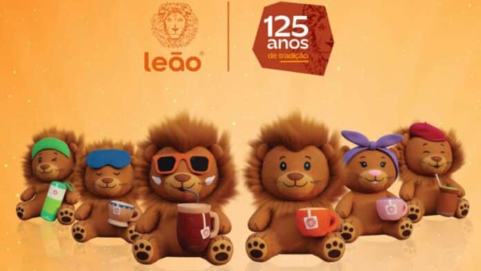 Pelúcias colecionáveis do leão com tema dos 125 anos da marca Leão, em fundo laranja.