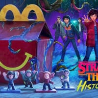 Coleção Stranger Things: Histórias de 85 no McDonald’s, com caixa do McDonald’s e personagens em cenário temático