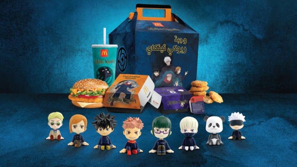 Campanha do McDonald’s com Jujutsu Kaisen na Arábia Saudita, com itens do menu e miniaturas de personagens em fundo azul.