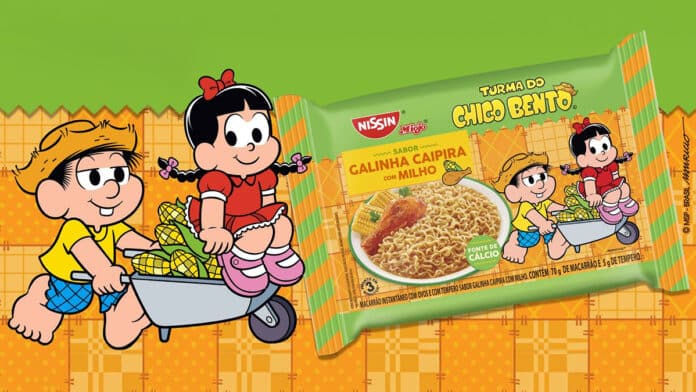Embalagem de Nissin Miojo Turma do Chico Bento sabor Galinha Caipira com Milho, com personagens e macarrão no prato.