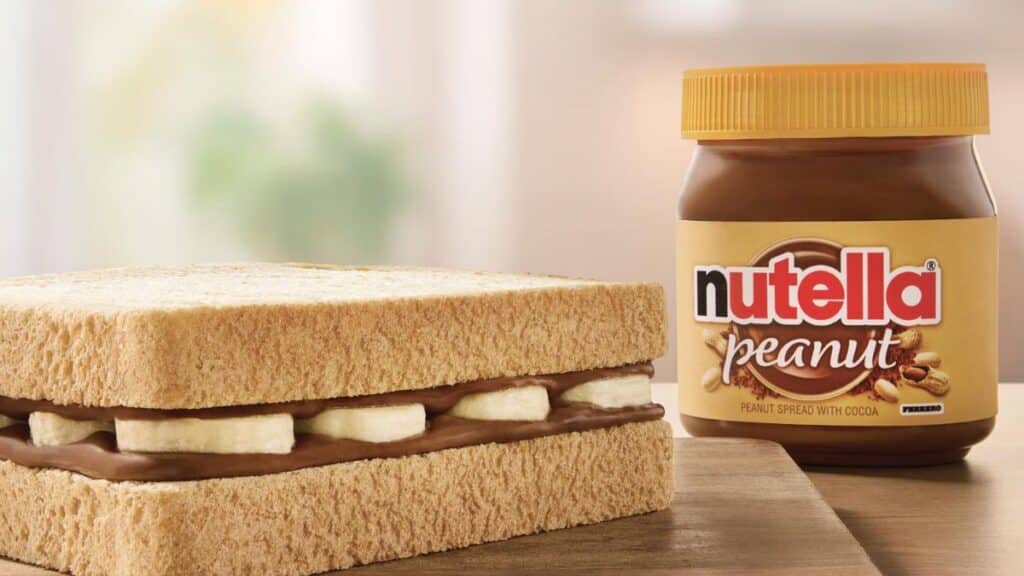 Pote de Nutella Peanut com biscoitos tipo wafer cobertos de creme de amendoim e cacau.