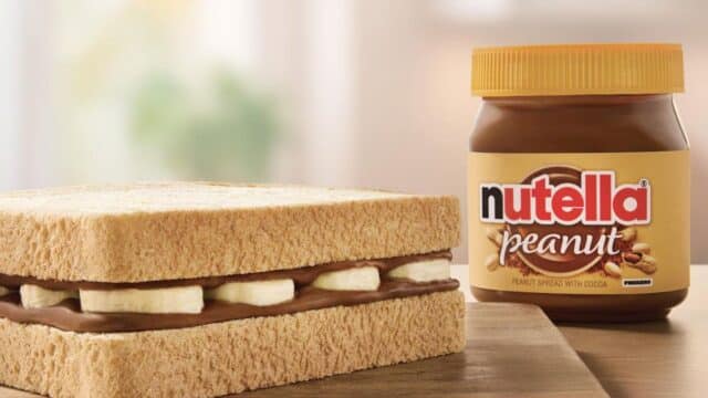 Pote de Nutella Peanut com biscoitos tipo wafer cobertos de creme de amendoim e cacau.