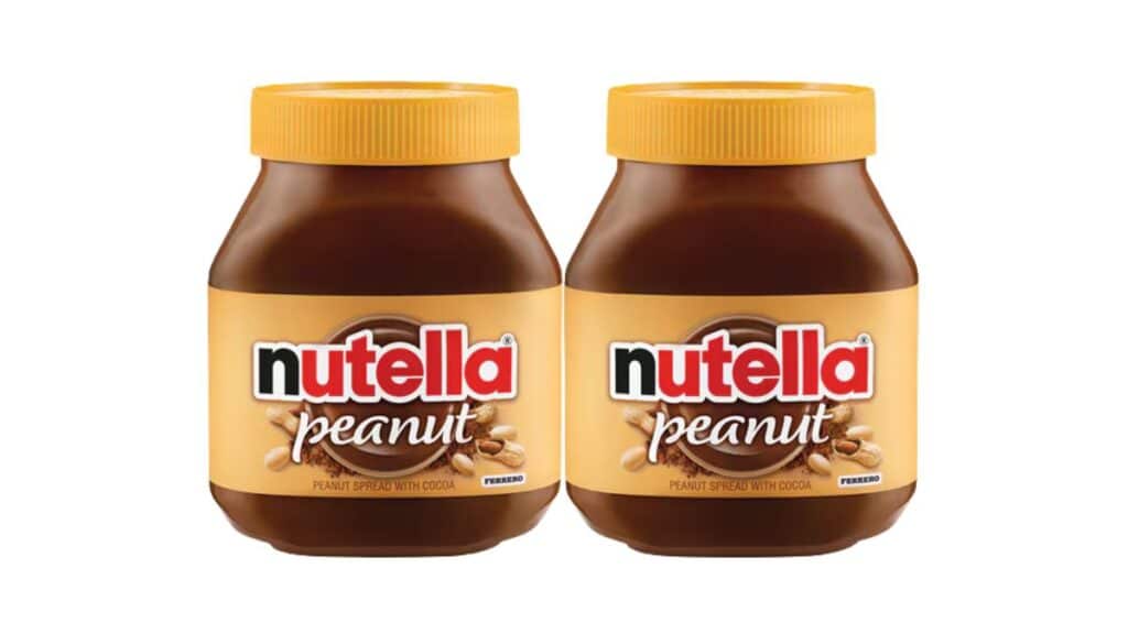 Dois potes de Nutella Peanut, creme de avelã com cacau e recheio de amendoim, em fundo branco.