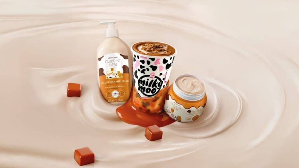 Produtos O Boticário Cuide-se Bem Deleite Caramelizado com copos Milkshake Milky Moo e caramelo sobre fundo claro.