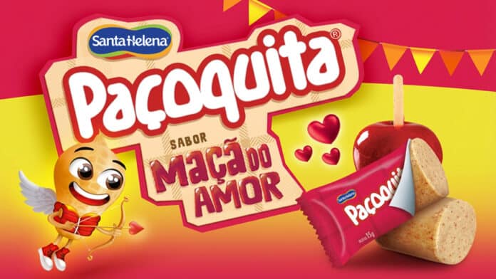 Imagem da Paçoquita Maçã do Amor com embalagem e ilustração em fundo festivo de São João.